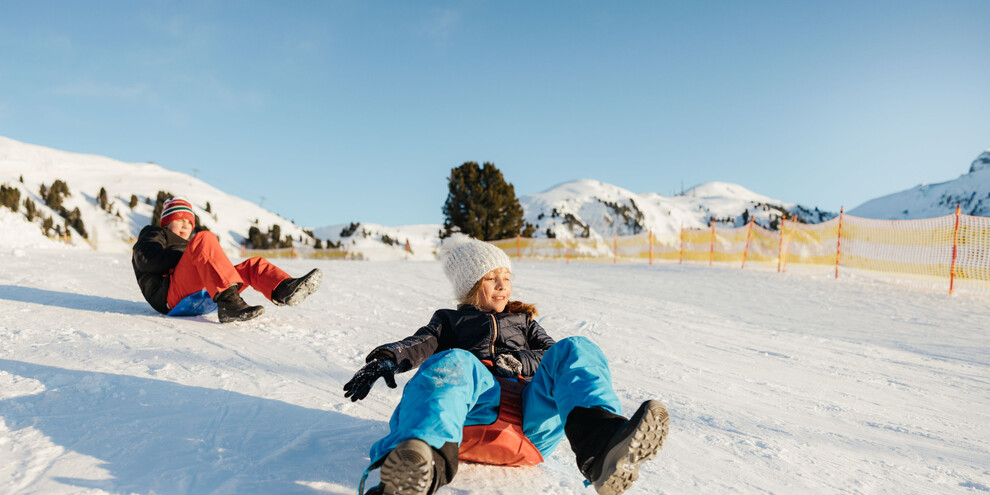 Kinderparken in de sneeuw