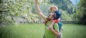 Garda Trentino - Tenno - Papà con bambino | © Alessandro Galvagni