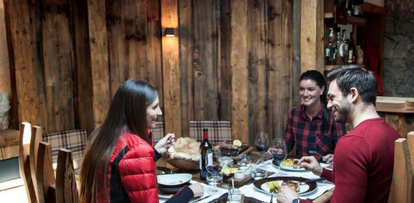Trentino - cena in rifugio - inverno
