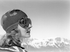 3.Fratelli Pedrotti_Sciatrice sul Monte Bondone_1938-40_AFSP 146702