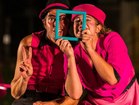 Nella foto sono presenti due componenti della compagnia i 4 elementi, mentre eseguono uno spettacolo