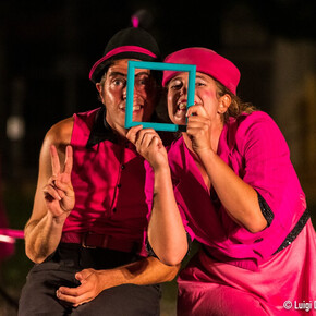 Nella foto sono presenti due componenti della compagnia i 4 elementi, mentre eseguono uno spettacolo