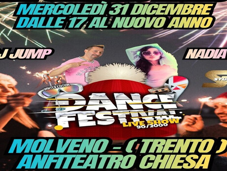 fuochi d'artificio con due ragazzi che festeggiano