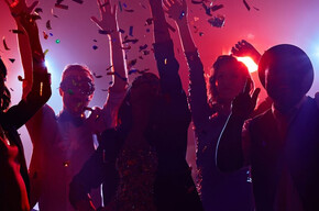 Nella foto persone ballano e si divertono per festeggiare l'arrivo del nuovo anno