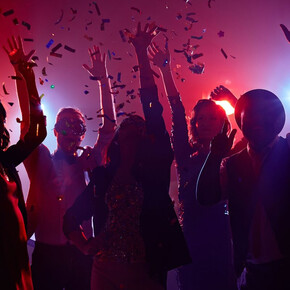 Nella foto persone ballano e si divertono per festeggiare l'arrivo del nuovo anno