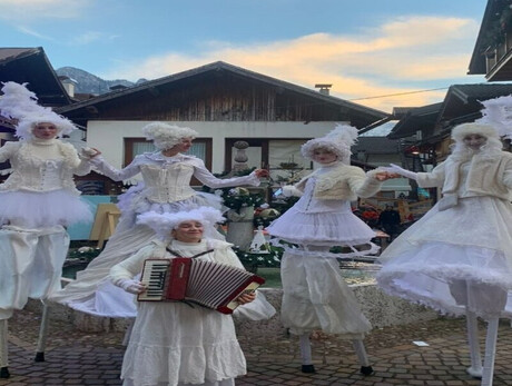 The travelling theatre: white parade on stilts