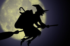 Nell'immagine si vede l'ombra della befana mentre vola sulla sua scopa; sullo sfondo la luna piena illumina.