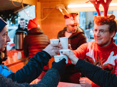 La foto immortala il momento del brindisi tra quattro amici che brindano al natale