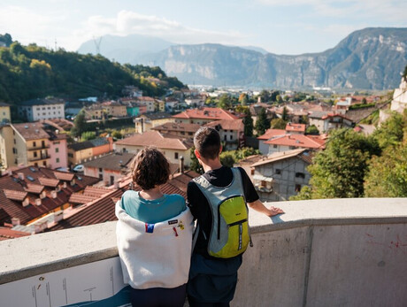 Due ragazzi che si affacciano dal Dos Paion sull'abitato di Lavis, affianco al Giardino dei Ciucioi 