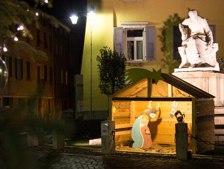 Presepe nella piazza del paese di Lavis