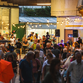 Clima di festa in uno stand gastronomico