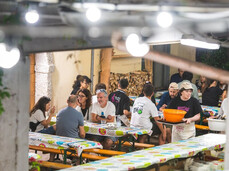 Persone che mangiano in uno stand gastronomico