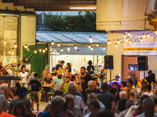 Clima di festa in uno stand gastronomico