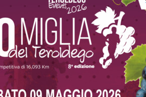 The image is the official poster for a competitive running event. The background is an intense wine-red (dark purple), decorated with a small polka-dot pattern and shades that evoke rows of grapevines.