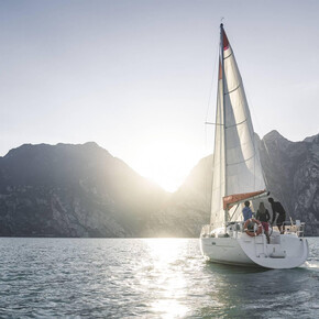 Gourmet aperitivo on board a sail boat