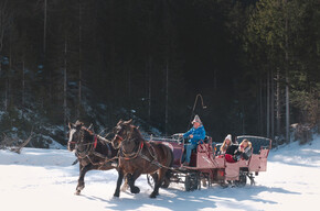 Carriage tours and horse rides to the frozen lakes in Ruffrè