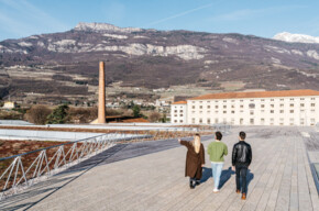 A hamlet between two giants