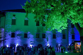 Palazzo illuminato mentre le persone partecipano all'evento