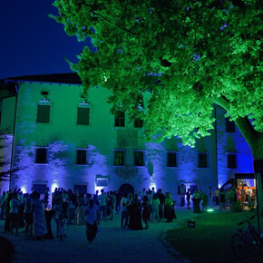 Palazzo illuminato mentre le persone partecipano all'evento