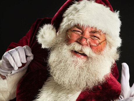 Nell immagine si vede un primo piano di Babbo Natale 