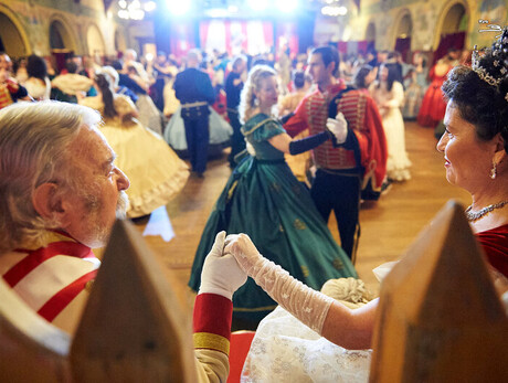 Formal ball scene: a romantic couple dominates a refined, elegant dance.