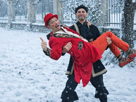 L'immagine mostra i due attori, uno in braccio all'altro