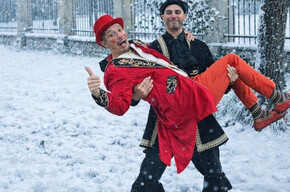 L'immagine mostra i due attori, uno in braccio all'altro