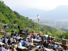 Persone che pmangiano a un maso con vista panoramica