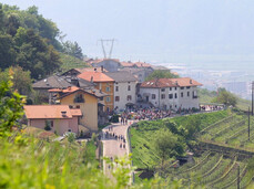 Persone che mangiano a un maso con vista panoramica