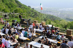 Persone che pmangiano a un maso con vista panoramica