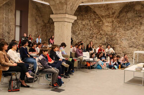 Persone che assistono al dialogo di due autrici