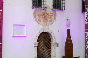 Ingresso di Palazzo Martini a Mezzocorona, allestito per l'evento