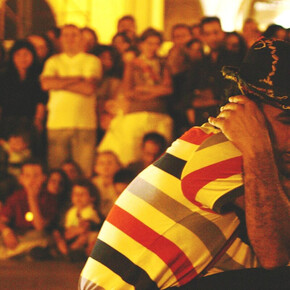  Un uomo in posizione seduta, con la testa tra le mani, pensieroso e riflessivo