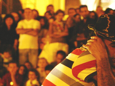  Un uomo in posizione seduta, con la testa tra le mani, pensieroso e riflessivo