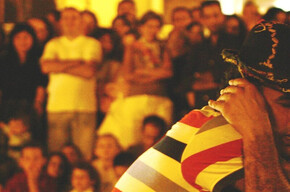  Un uomo in posizione seduta, con la testa tra le mani, pensieroso e riflessivo