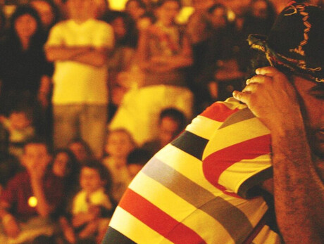  Un uomo in posizione seduta, con la testa tra le mani, pensieroso e riflessivo