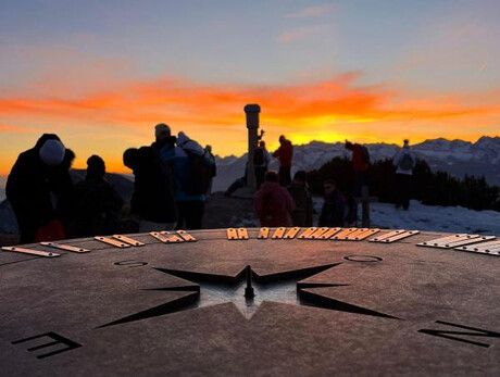 Tramonto sulle Dolomiti di Brenta: ciaspolata panoramica con guida