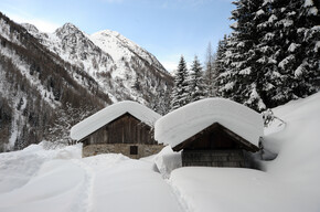 Die Berge hüllen sich in Weiß: Es ist Winter – Peio