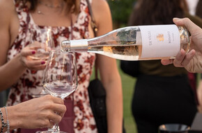 Una bottiglia di vino servita dal produttore