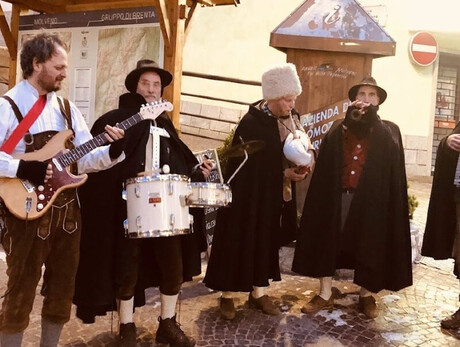 5 pastori che suonano nel centro storico 