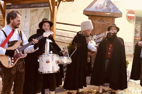 5 pastori che suonano nel centro storico 