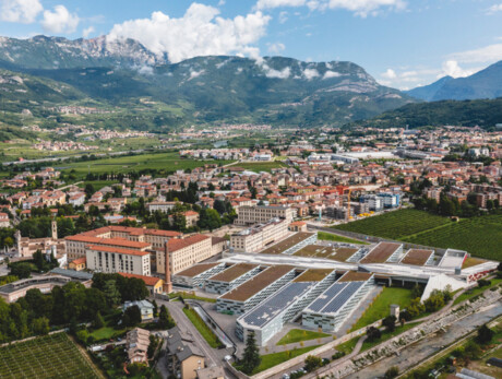  A hamlet between two giants 