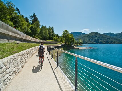 Einfacher Verfahrwege für Radtouren zwischen den Seen von Trentino