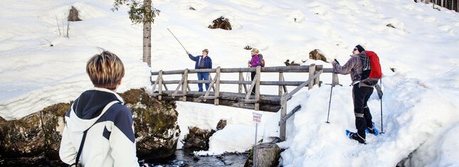 Val di Sole, Pejo, Rabbi - Ciaspolatori chiedono indicazioni

