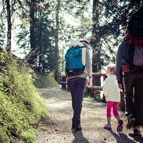 Val di Fiemme - Famiglia passeggia su un sentiero