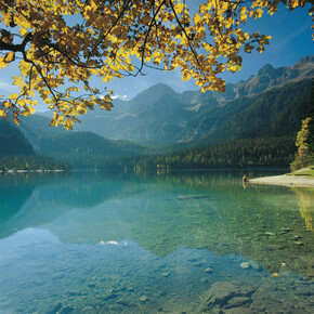 Seen und szenische Landschaften, wenn die Blätter fallen
