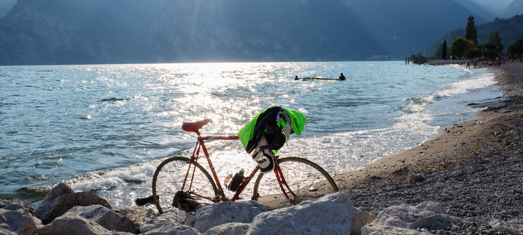 Garda Trentino - Torbole - Bici sulla spiaggia al tramonto
