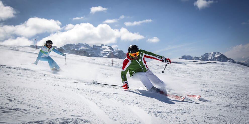 Skifahrer in den Bergen des Trentino