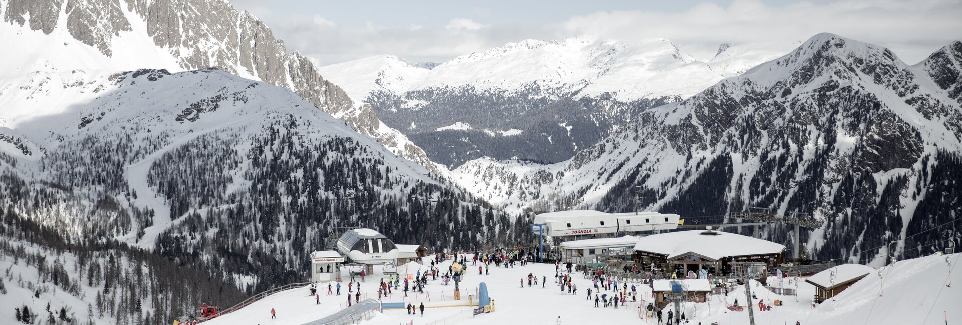 San Martino di Castrozza - Tognola - Bambini con maesto di sci
