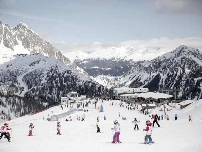 San Martino di Castrozza - Tognola - Bambini con maesto di sci

